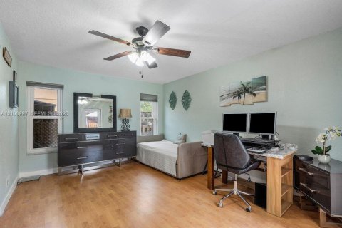 House in Deerfield Beach, Florida 4 bedrooms, 138.7 sq.m. № 2401346 - photo 13