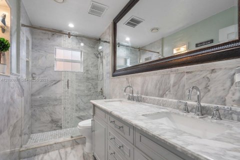 House in Deerfield Beach, Florida 4 bedrooms, 138.7 sq.m. № 2401346 - photo 14