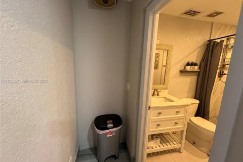 House in Deerfield Beach, Florida 4 bedrooms, 138.7 sq.m. № 2401346 - photo 18