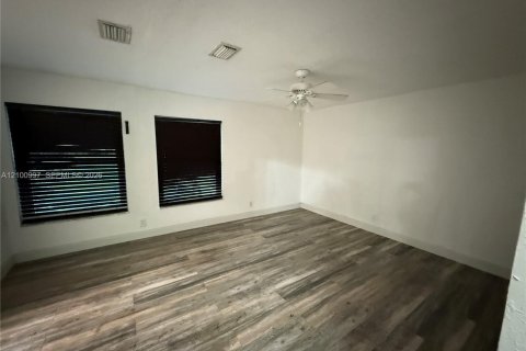House in Deerfield Beach, Florida 4 bedrooms, 138.7 sq.m. № 2401346 - photo 25