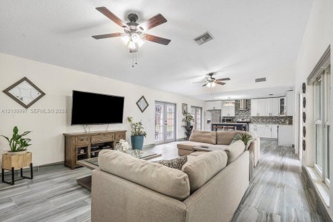 House in Deerfield Beach, Florida 4 bedrooms, 138.7 sq.m. № 2401346 - photo 4