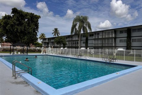 Купить кондоминиум в Холливуд, Флорида 1 спальня, 72м2, № 2015759 - фото 28