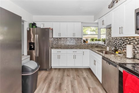 Villa ou maison à vendre à Deltona, Floride: 3 chambres, 179.39 m2 № 2139846 - photo 10