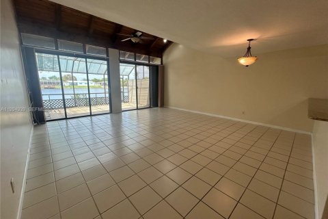 Townhouse in Pembroke Pines, Florida 3 bedrooms, 140.38 sq.m. № 2056581 - photo 4