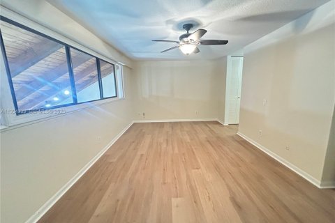 Townhouse in Pembroke Pines, Florida 3 bedrooms, 140.38 sq.m. № 2056581 - photo 18