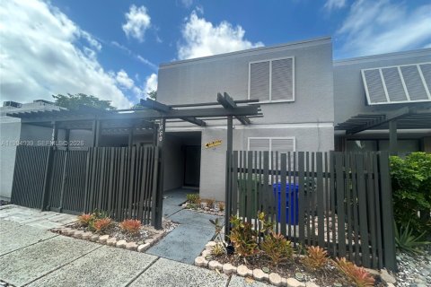 Townhouse in Pembroke Pines, Florida 3 bedrooms, 140.38 sq.m. № 2056581 - photo 2