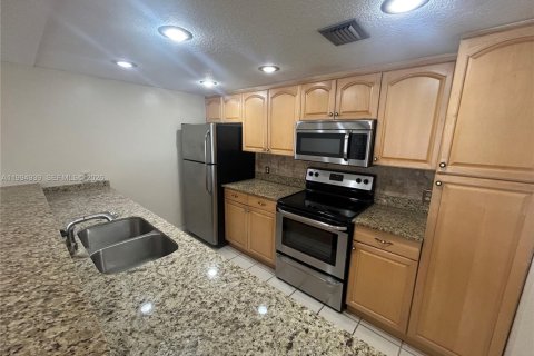 Townhouse in Pembroke Pines, Florida 3 bedrooms, 140.38 sq.m. № 2056581 - photo 5