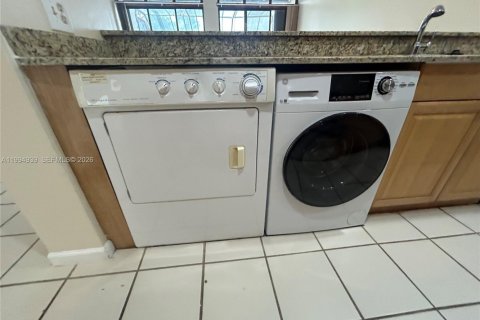 Townhouse in Pembroke Pines, Florida 3 bedrooms, 140.38 sq.m. № 2056581 - photo 7