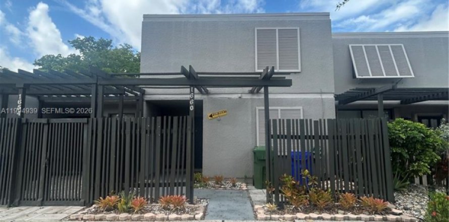 Townhouse in Pembroke Pines, Florida 3 bedrooms, 140.38 sq.m. № 2056581