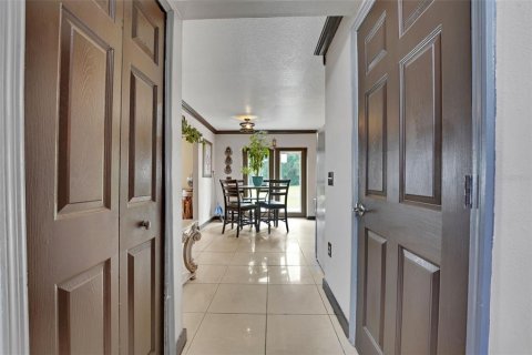 House in Auburndale, Florida 5 bedrooms, 270.9 sq.m. № 1917153 - photo 9