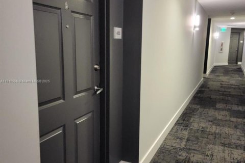 Condo in Hollywood, Florida, 1 bedroom  № 1971403 - photo 12