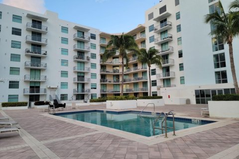 Condo in Hollywood, Florida, 1 bedroom  № 1971403 - photo 8