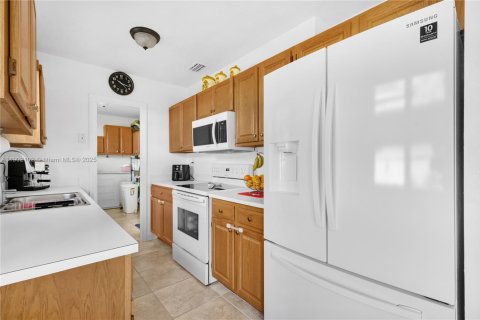 Купить виллу или дом в Майами, Флорида 3 спальни, 111.39м2, № 1953018 - фото 12