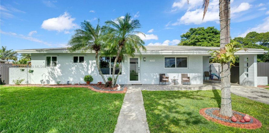 Дом в Майами, Флорида 3 спальни, 111.39м2 № 1953018