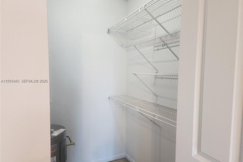 Снять в аренду кондоминиум в Дорал, Флорида 1 спальня, 65.96м2, № 2085221 - фото 17