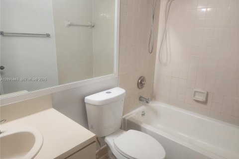 Снять в аренду кондоминиум в Дорал, Флорида 1 спальня, 65.96м2, № 2085221 - фото 19