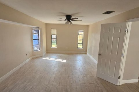 Снять в аренду виллу или дом в Порт-Шарлотт, Флорида 4 комнаты, 181.81м2, № 1912356 - фото 6