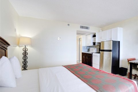 Condominio en venta en Sunny Isles Beach, Florida, 33.44 m2 № 1704667 - foto 14
