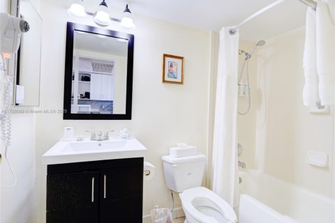Condominio en venta en Sunny Isles Beach, Florida, 33.44 m2 № 1704667 - foto 22