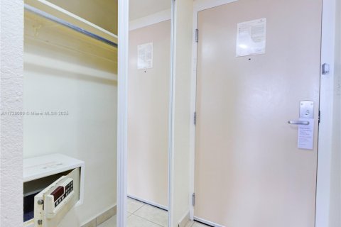 Condominio en venta en Sunny Isles Beach, Florida, 33.44 m2 № 1704667 - foto 24