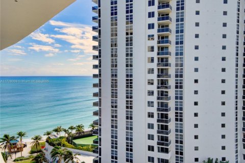 Condominio en venta en Sunny Isles Beach, Florida, 33.44 m2 № 1704667 - foto 19