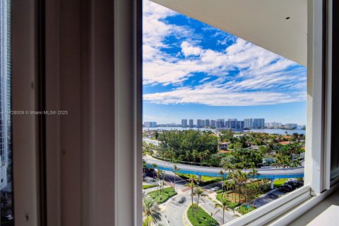 Condominio en venta en Sunny Isles Beach, Florida, 33.44 m2 № 1704667 - foto 17