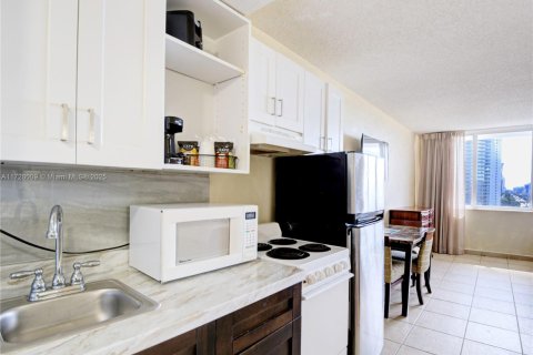Condominio en venta en Sunny Isles Beach, Florida, 33.44 m2 № 1704667 - foto 11