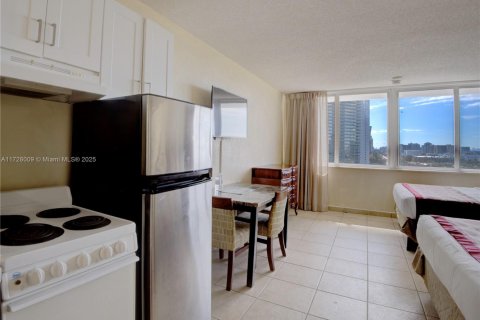 Condominio en venta en Sunny Isles Beach, Florida, 33.44 m2 № 1704667 - foto 9