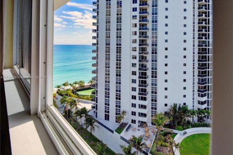 Condominio en venta en Sunny Isles Beach, Florida, 33.44 m2 № 1704667 - foto 15