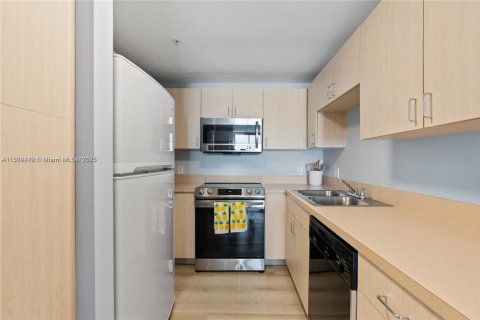 Condo in Miami, Florida, 2 bedrooms  № 1980146 - photo 12