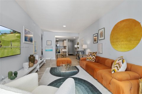 Condo in Miami, Florida, 2 bedrooms  № 1980146 - photo 10