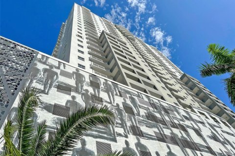 Condo in Miami, Florida, 2 bedrooms  № 1980146 - photo 2