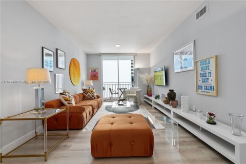 Condo in Miami, Florida, 2 bedrooms  № 1980146 - photo 6