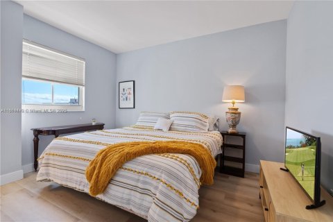 Condo in Miami, Florida, 2 bedrooms  № 1980146 - photo 17