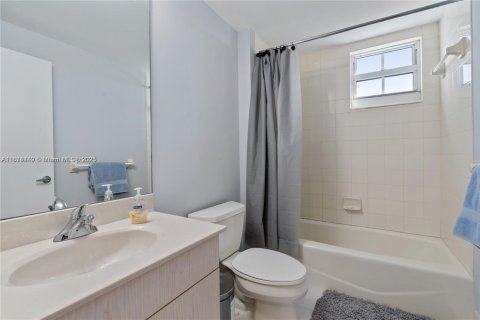 Condo in Miami, Florida, 2 bedrooms  № 1980146 - photo 18