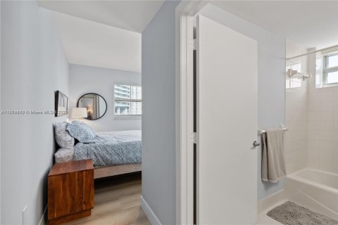 Condo in Miami, Florida, 2 bedrooms  № 1980146 - photo 14