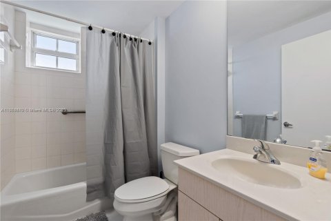 Condo in Miami, Florida, 2 bedrooms  № 1980146 - photo 16