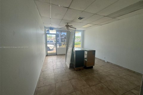 Shop in Dania Beach, Florida № 1210117