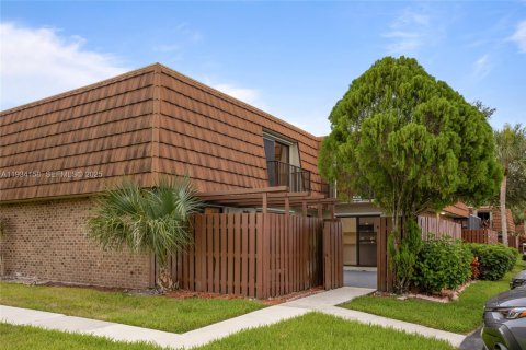 Adosado en venta en Davie, Florida, 3 dormitorios, 153.66 m2 № 1992432 - foto 1