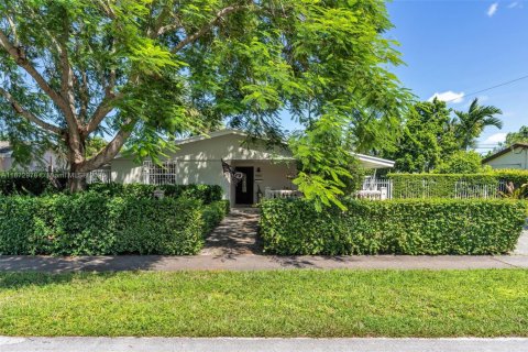 House in Miami, Florida 3 bedrooms, 124.12 sq.m. № 1940946 - photo 1