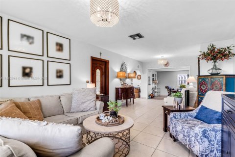 House in Miami, Florida 3 bedrooms, 124.12 sq.m. № 1940946 - photo 6