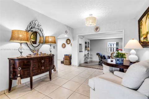 House in Miami, Florida 3 bedrooms, 124.12 sq.m. № 1940946 - photo 14
