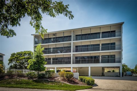 Condo in Punta Gorda, Florida, 2 bedrooms  № 919242 - photo 1