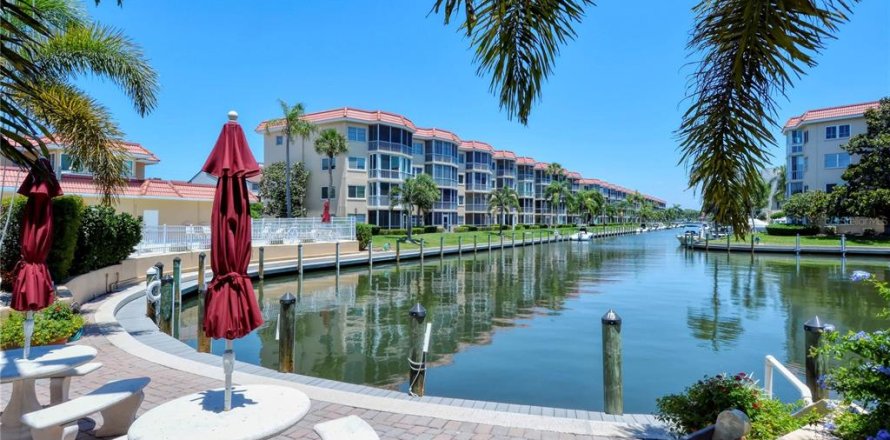 Condo in Sarasota, Florida, 2 bedrooms № 2099650