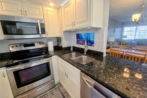 Condo in Sarasota, Florida, 2 bedrooms № 2099650 - photo 13