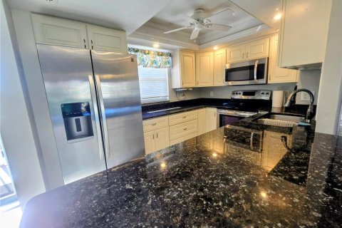 Condo in Sarasota, Florida, 2 bedrooms № 2099650 - photo 12