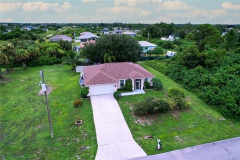 House in Lehigh Acres, Florida 3 bedrooms, 130.71 sq.m. № 1902706 - photo 9