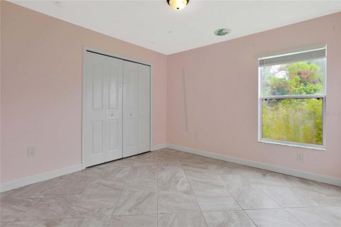 House in Lehigh Acres, Florida 3 bedrooms, 130.71 sq.m. № 1902706 - photo 21