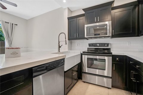 Touwnhouse à louer à Miami Lakes, Floride: 3 chambres, 172.71 m2 № 2075417 - photo 7