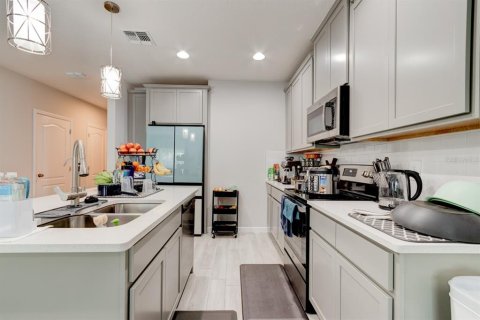 Townhouse in TOWNS AT LAKE MONROE COMMONS in Sanford, Florida 3 bedrooms, 147.44 sq.m. № 1743053 - photo 5